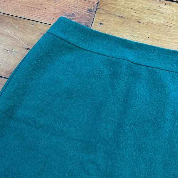 Green size 4 banana republic skirt with gold zipper at back. Holiday, party - Picture 2 of 6